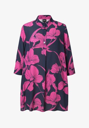 Blusa blu navy con motivo floreale in rosa brillante, apertura con bottoni, colletto arrotondato e maniche a tre quarti. Tessuto leggero e morbido.
