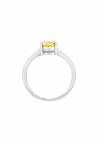 Anello in argento con una pietra gialla rotonda al centro, con piccole pietre trasparenti incastonate lungo la fascia per un tocco di dettaglio aggiuntivo.