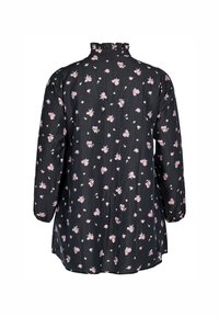 Blusa nera floreale con fiori rosa, tessuto texturizzato, scollatura alta e maniche lunghe con polsini elasticizzati. Il design sul retro presenta dettagli arricciati.
