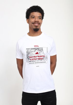 Hvid T-shirt med et sort kortgrafik med røde koordinater og teksten "DURHAM MOUNTAINEERING" i midten. Korte ærmer, rund hals.