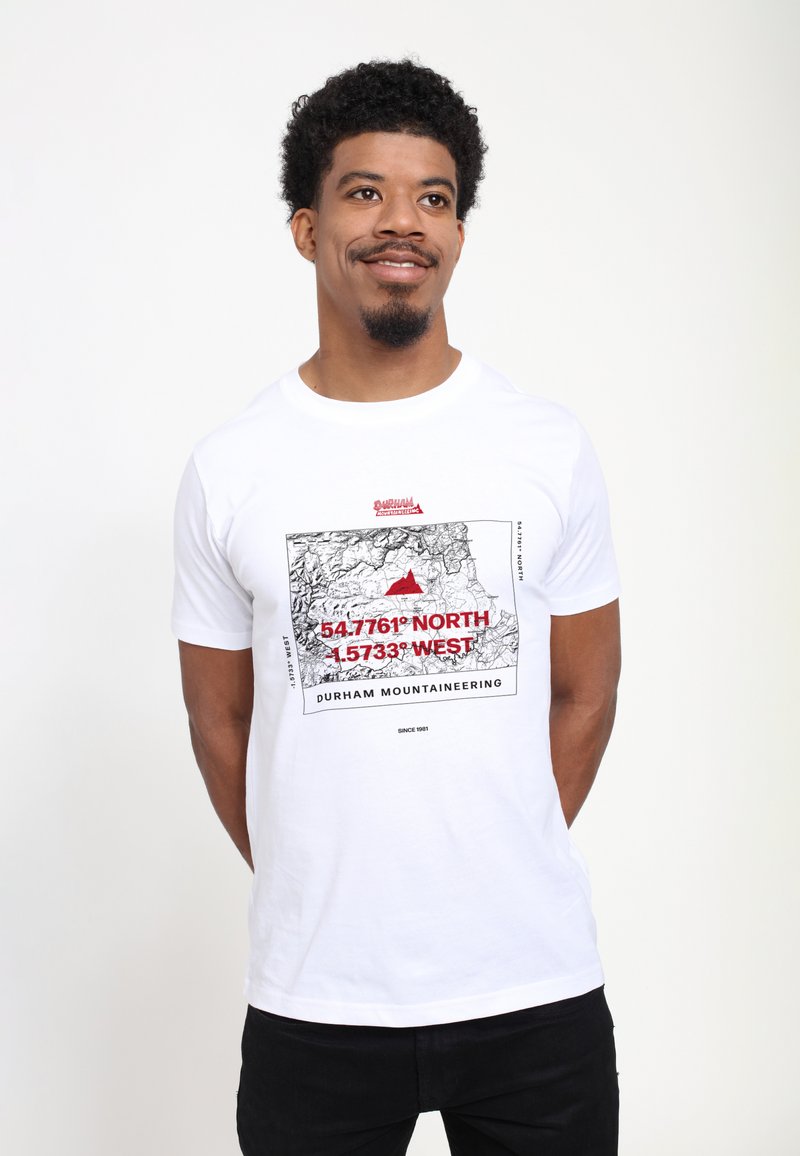 Weißes T-Shirt mit einer schwarzen Kartengrafik, roten Koordinaten und dem Text "DURHAM MOUNTAINEERING" in der Mitte. Kurzärmlig, Rundhalsausschnitt.