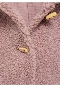 Texturerad, rosa fleecejacka med en vadderad innerfoder. Två gula knappar för stängning och en mjuk, varm textur.