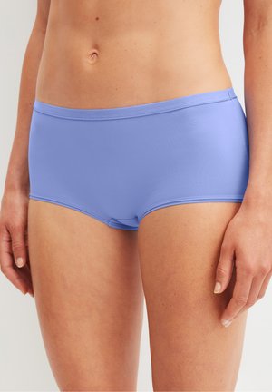 Lichtpaarse boyshort-onderbroek met een glad materiaal en een zachte elastische tailleband. Het ontwerp heeft minimale naden en een naadloze uitstraling.