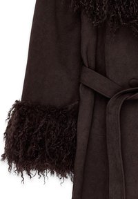 Rudas zomšinės paltas su garbanotais pūkų rankogaliais, diržu ir lygia tekstūra. Dizainas yra grynas, su viena kišene priekyje.