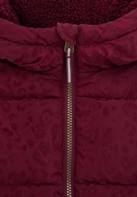 Chaqueta acolchada burdeos con estampado de leopardo, cremallera metálica central y forro de forro polar dentro del cuello.