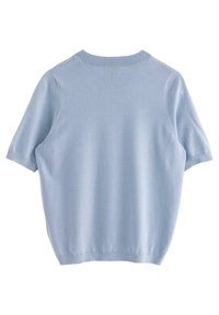 Lyseblå strikket kortærmet sweater med rund halsudskæring og ribbede manchetter. Glat tekstur med diskret syning ved skuldrene.