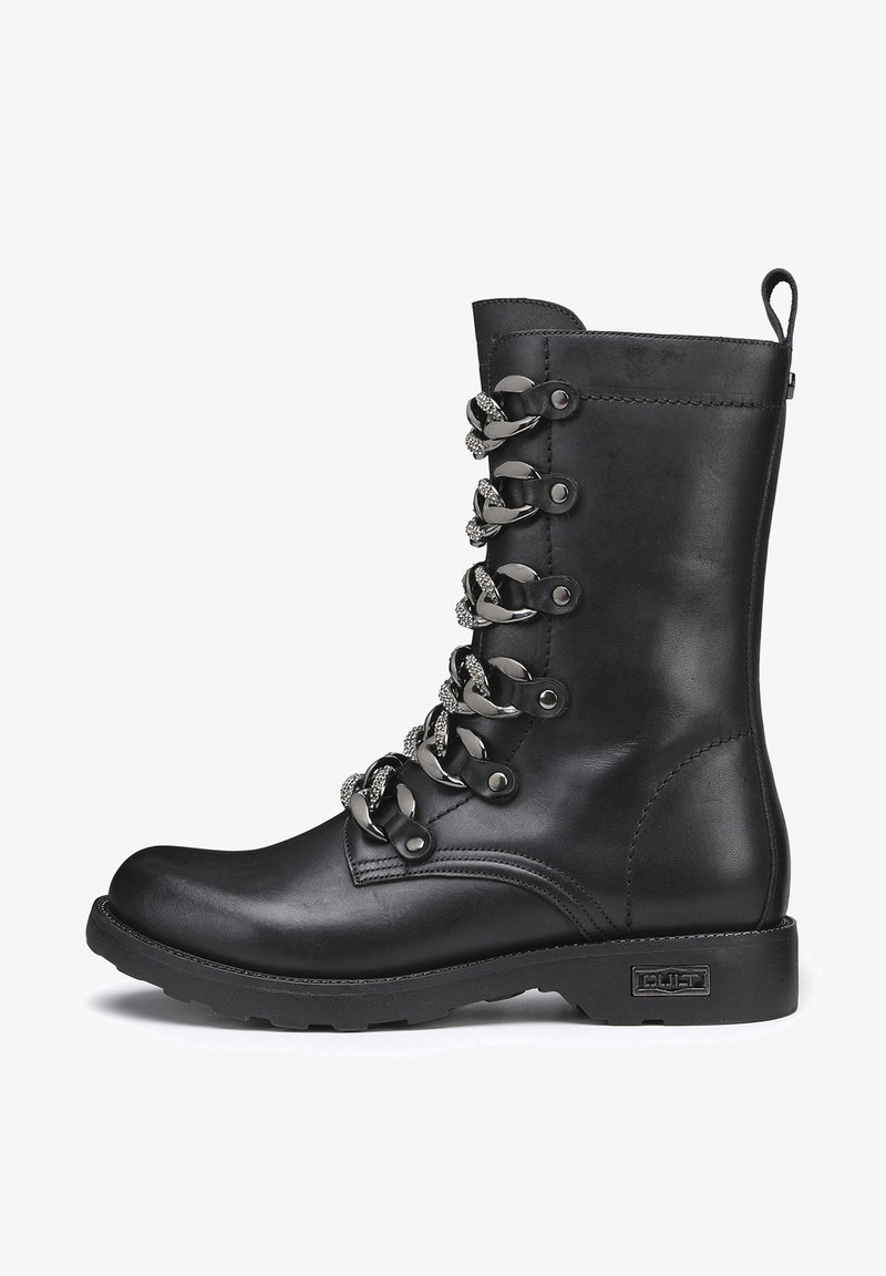 Stivale alto in pelle nera con ganci metallici ai lacci, lacci testurizzati e una suola in gomma robusta. Presenta un anello sul retro per una facile vestibilità.
