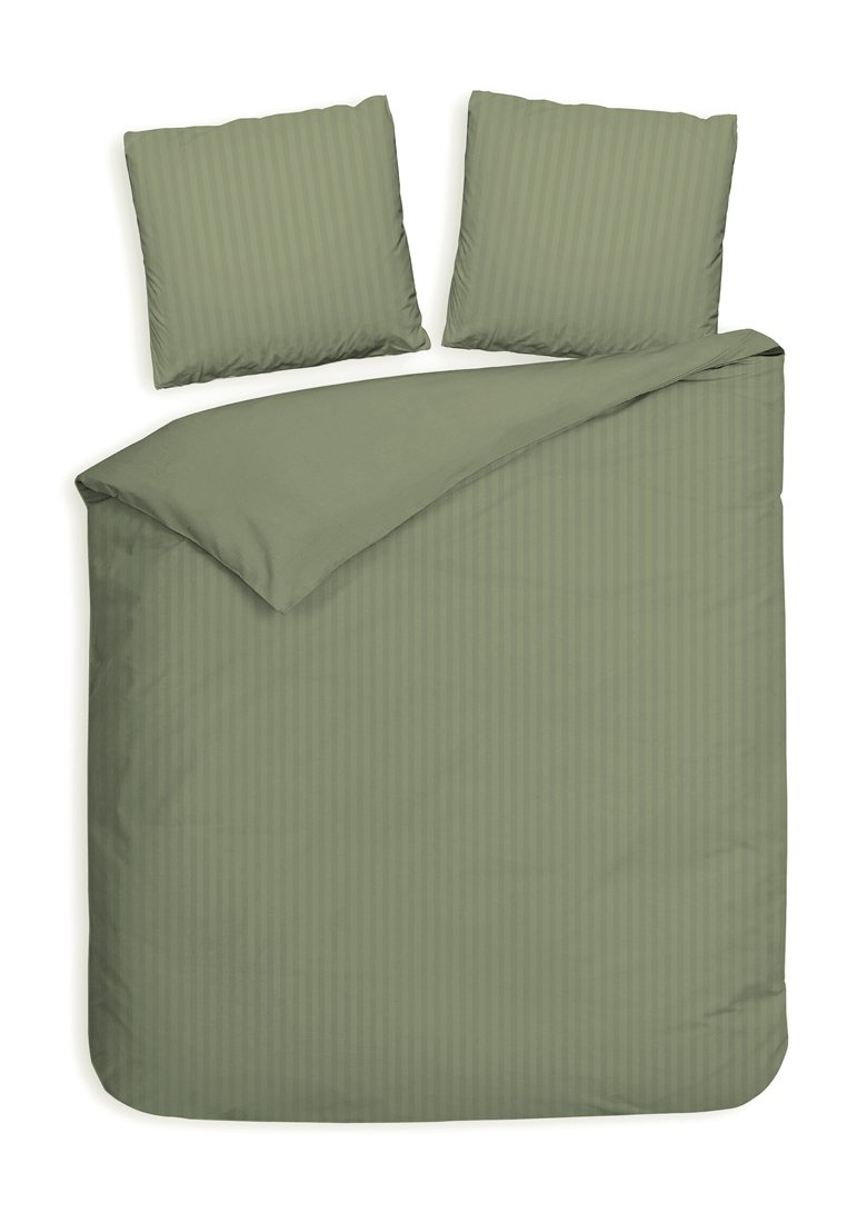 Juego de funda nórdica de color verde olivo con dos fundas de almohada cuadradas a juego, que presenta un sutil patrón de rayas verticales, textura suave y un diseño limpio.