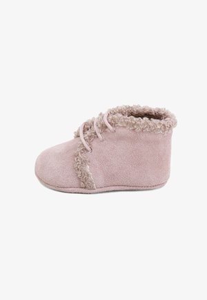 Zapatilla de ante rosa con forro esponjoso y texturizado y cordones a juego. Diseño de punta redonda y altura hasta el tobillo para calidez y comodidad.