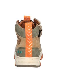 Bruine suède en groene sneaker met een oranje achtertab en zigzagpatroon, met een textuurrijke hak en contrasterende rubberen zool.