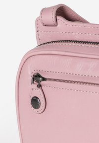 Borsa a tracolla in pelle rosa con manico superiore, dotata di chiusura con zip, hardware in argento e dettagli cuciti sui bordi.