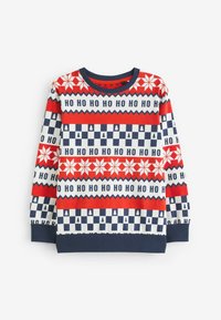 Röd och vit tröja med upprepande "HO" text, snöflingor och träd i ett stickat mönster. Marinblå ribbade muddar och halsringning.