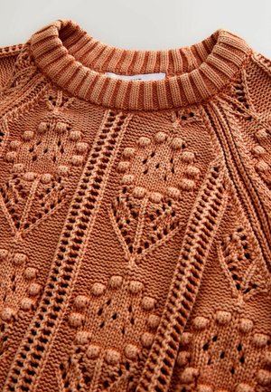 Gestrickter Pullover in Terrakotta mit einem strukturierten Blumenmuster, geripptem Kragen und detaillierter Verarbeitung. Hergestellt aus einem weichen, atmungsaktiven Stoff.