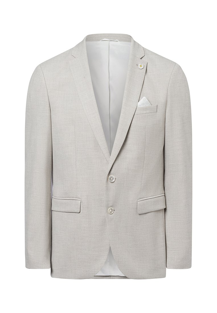 Lichtgrijze blazer van gestructureerde stof met twee voorkruiden, een witte pochet en twee knopen. Voorzien van een notch revers en een bloemenpins.