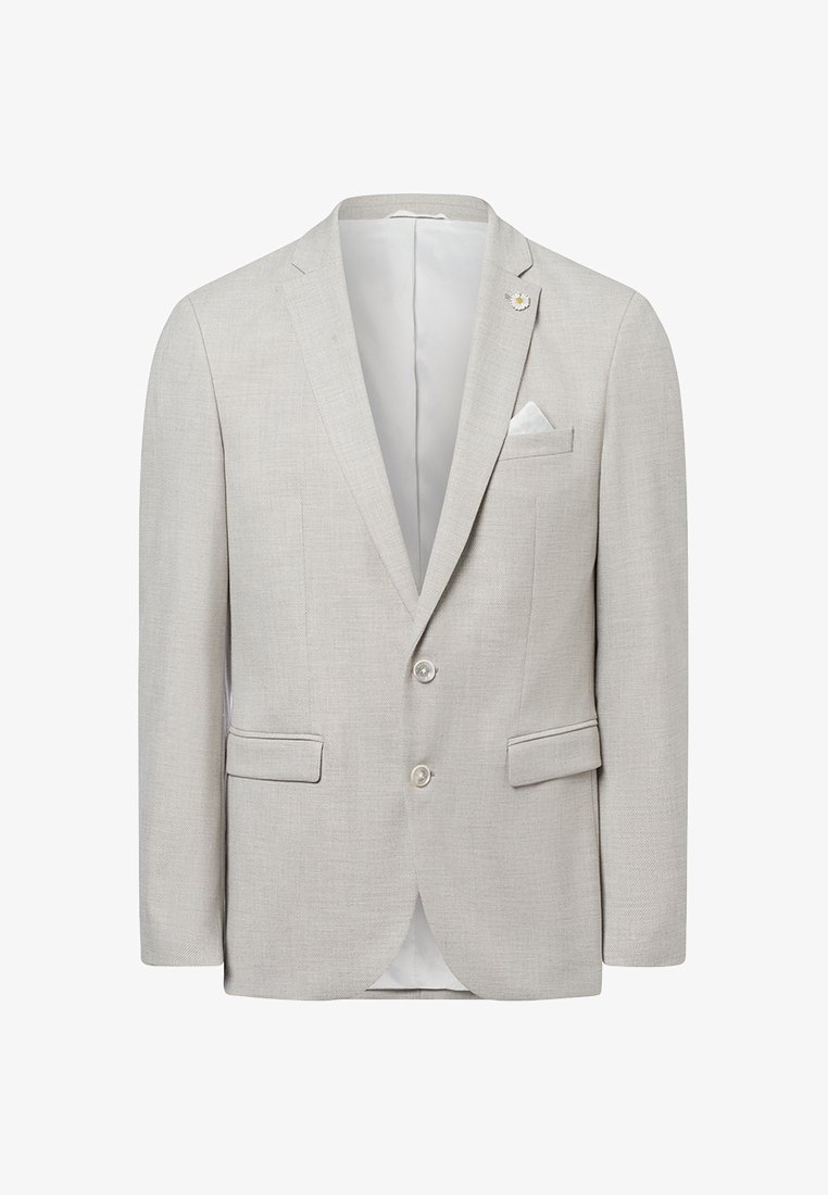 Lichtgrijze blazer van gestructureerde stof met twee voorkruiden, een witte pochet en twee knopen. Voorzien van een notch revers en een bloemenpins.