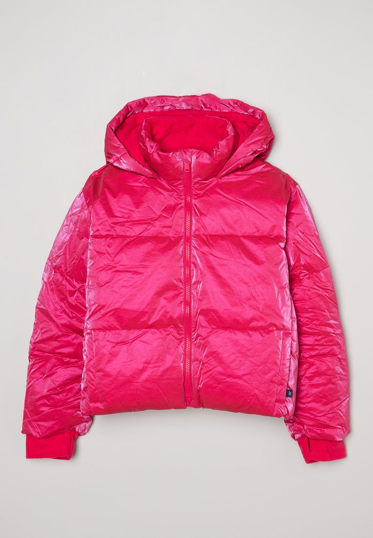 Veste rembourrée à capuche de couleur rose vif, présentant une texture brillante, une fermeture éclair et des poignets élastiqués avec une accent de couleur unie.