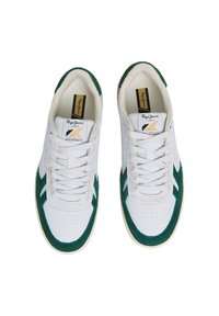 Bele teniske z zelenimi usnjenimi detajli, okrogla toe, ravna zasnova za vezanje in perforirani detajli. Notranjost ima bež podlogo in oznako.