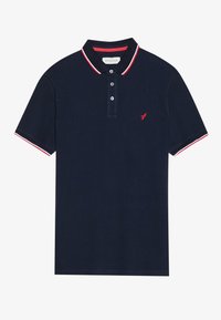 Polo shirt blu navy con bordi rossi e bianchi sul colletto e sulle maniche, caratterizzato da una chiusura a tre bottoni e un piccolo logo rosso sul lato sinistro del petto.