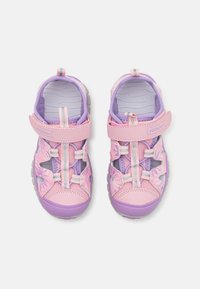 Růžové a fialové dětské sandály s síťovaným designem, nastavitelným páskem, texturovanými podrážkami a výřezy pro ventilaci.
