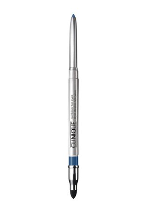 Lápiz Clinique quickliner plateado para ojos con punta azul y aplicador de esponja sobre fondo blanco.