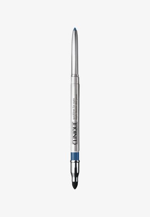 Lápiz Clinique quickliner plateado para ojos con punta azul y aplicador de esponja sobre fondo blanco.