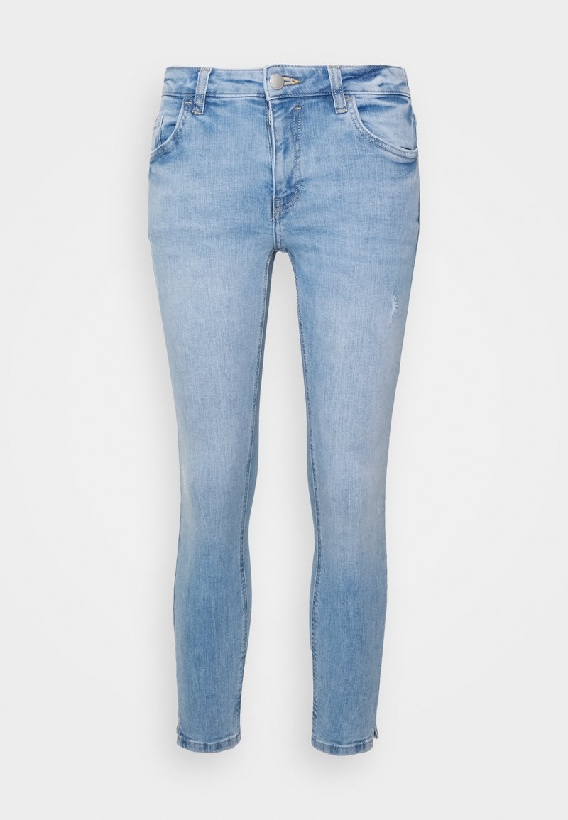 Ljust blå denim skinny jeans med mid-rise midja, fem fickor och lätt slitningar på knäna. Slät textur och skräddarsydd passform.