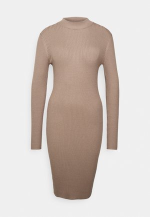 Braunes geripptes Strickkleid mit hohem Ausschnitt, langen Ärmeln und taillierter Silhouette, das einen leichten Stretch für zusätzlichen Komfort bietet.