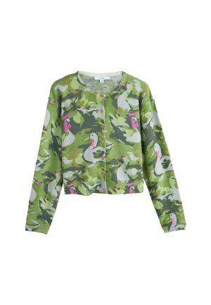 Grüne Strickjacke mit Camouflage-Muster, das weiße Enten und pinke Akzente zeigt. Vorderseite mit Knöpfen und gerippte Bündchen. Weiche Textur.