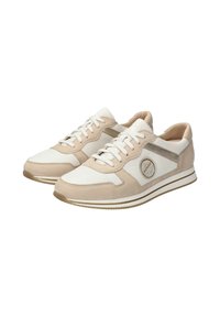 Beige und weiße Sneaker mit einem Obermaterial aus Mesh, Wildlederakzenten und einem runden Logo-Patch. Verfügt über eine strukturierte Sohle und kontrastierende Streifen.
