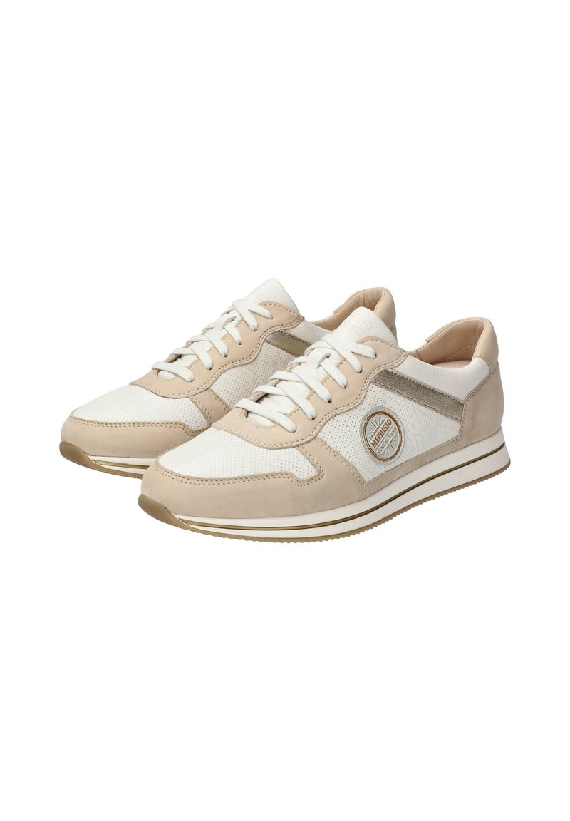 Beige und weiße Sneaker mit einem Obermaterial aus Mesh, Wildlederakzenten und einem runden Logo-Patch. Verfügt über eine strukturierte Sohle und kontrastierende Streifen.