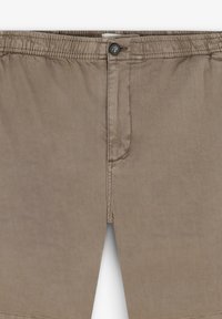 Shorts bej deschis, realizati dintr-un material moale. Dispune de o închidere cu nasture, talie elastică și un design elegant cu cusături minime.