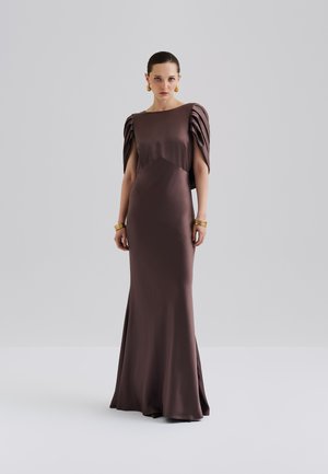 Abito lungo e aderente in satin mauve con maniche strutturate e drappeggiate. Tessuto morbido e silhouette elegante, con scollatura a barca.