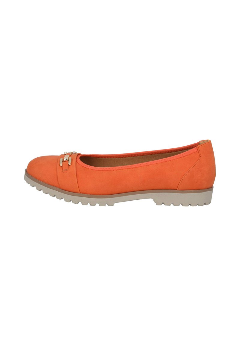 Bailarina de ante naranja con puntera redondeada, acentos metálicos decorativos y una suela beige texturizada con un dibujo en relieve.