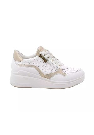 Sneaker bianco in pelle con accenti perforati, dettagli in oro e una suola spessa e ammortizzata. Presenta lacci e una cerniera laterale per la chiusura.