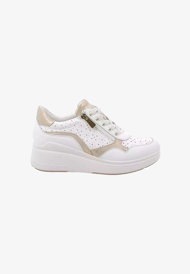 Sneaker bianco in pelle con accenti perforati, dettagli in oro e una suola spessa e ammortizzata. Presenta lacci e una cerniera laterale per la chiusura.