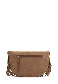 Borsa in suede color marrone chiaro, con forma curvata, tasca frontale con zip e frange sui lati. Texture liscia con hardware minimale.