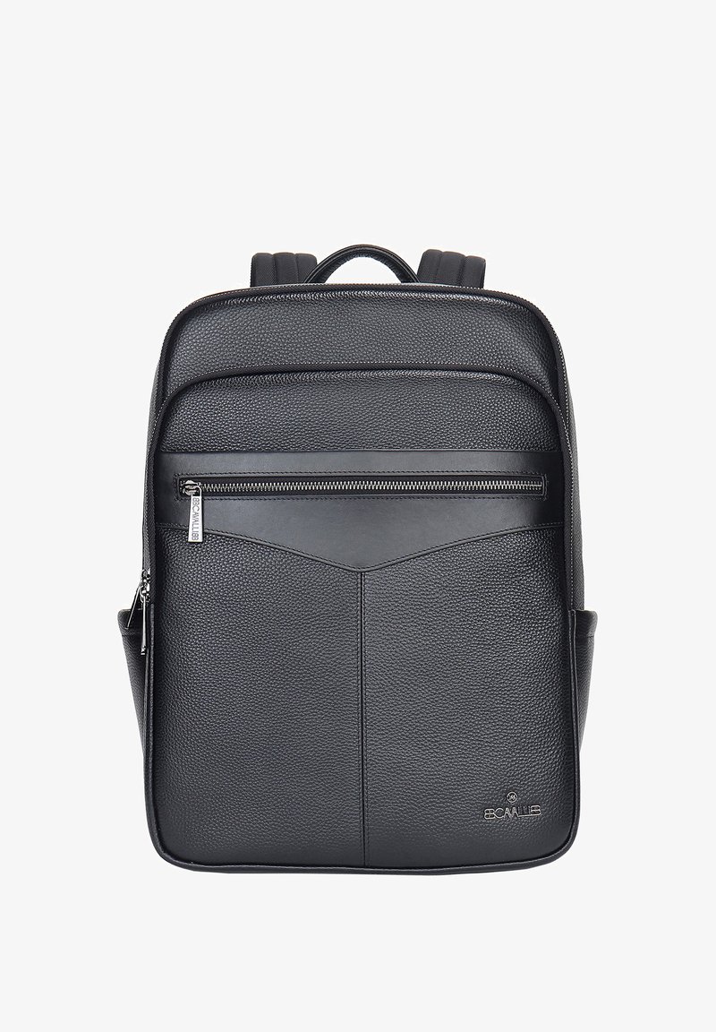 Zaino in pelle nera con superficie texturizzata, tasca anteriore con zip, spallacci regolabili e logo discreto nell'angolo in basso a destra.