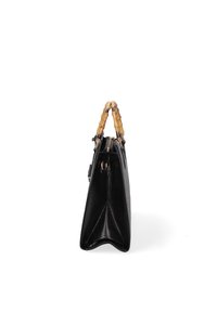 Borsa a mano nera in pelle con finitura testurizzata, manici in bambù e hardware dorato. Presenta una forma triangolare e una chiusura con zip nella parte superiore.