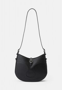 Melna ādas plecu soma ar izliektu formu, dekoratīvu šuvumu, sudraba sprādzi un regulējamu siksnu uz baltas fona.