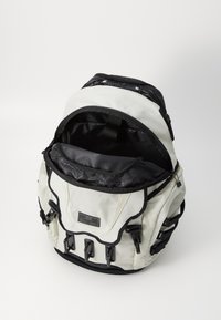 Oakley KITCHEN SINK UNISEX - Potovalni nahrbtnik - mist