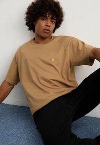 Carhartt WIP CHASE - Basic T-shirt - peanut/gold
