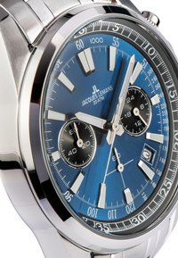 Orologio cronografo in acciaio inox argentato con quadrante blu, tre sottodial, indicatori delle ore metallici e una finestra per la data posizionata alle 4.