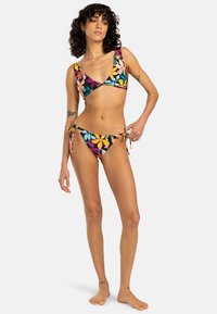 Flerfärgad bikinitopp i blommönster, tillverkad av slät tyg. Toppen har en V-ringning; underdelen är knytmodell med justerbara detaljer.