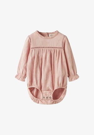 Světle růžový overal s dlouhým rukávem z texturované látky, kulatým výstřihem, krajkovým lemem a nařaseným pasem; má patentky na dně.