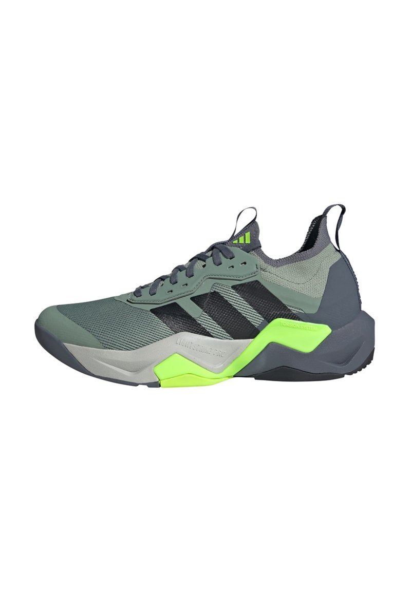 Chaussure de sport avec une tige en maille verte et grise, présentant des rayures noires et une accentuation vert vif au niveau du talon. Bout arrondi, surface texturée.