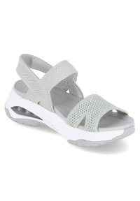 Sandale gris clair avec une tige en tissu tressé, un design à brides croisées et une semelle blanche rembourrée dotée d'une chambre à air visible pour le confort.