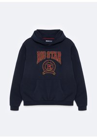 Sudadera con capucha de color azul marino con un bolsillo canguro en el frente, que presenta el texto "BIG STAR" en rojo y amarillo, con un emblema debajo. Tejido de mezcla de algodón.