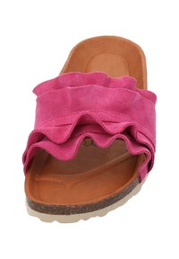 Roze suede slide sandaal met een gerimpeld bandontwerp, een gestructureerde bruine voetbed en een lichte, getextureerde outsole.