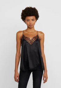 Musta satiininen kimaluspaita läpikuultavalla pitsireunuksella ja V-kaula-aukolla. Säädettävät ohuet olkaimet ja väljähkö istuvuus. Pitsinen tekstuuri kaula-alueella.