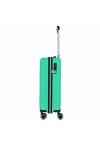 Maleta de rígida en color verde menta con ranuras verticales, cremallera negra, cerradura numérica, asa extensible y cuatro ruedas multidireccionales.